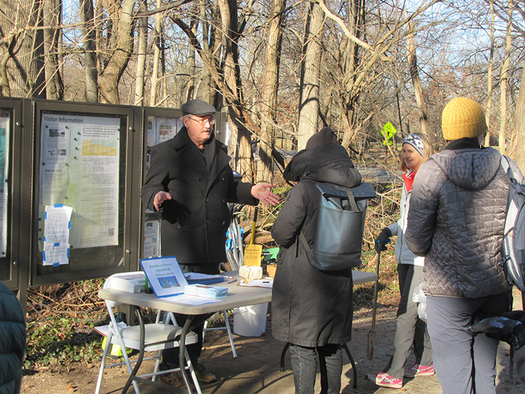 FODM Board member Randy Myers greeted volunteers