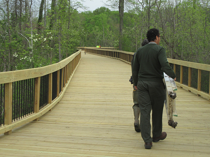 Jonathan_Molineaux_and_Brent_Steury_from_NPS_brought_a_ladder_to_help_the_surveyors_700.jpg